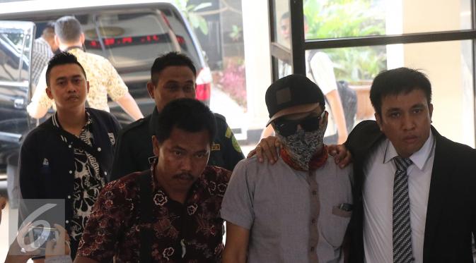 Saksi DS tiba di Pengadilan Negeri Jakarta Utara, Rabu (18/05). DS dihadirkan Jaksa Penuntut Umum (JPU) untuk kasus pelecehan seksual yang diduga dilakukan oleh Saipul Jamil. (Liputan6.com/Herman Zakharia)