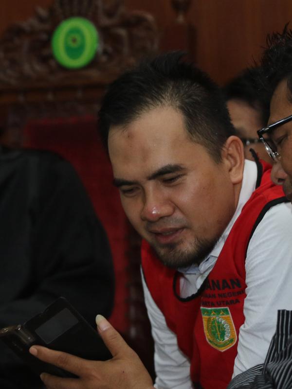 Penyanyi dangdut, Saipul Jamil saat menunggu persidangan di Pengadilan Negeri Jakarta Utara, Rabu (18/05). (Liputan6.com/Herman Zakharia)