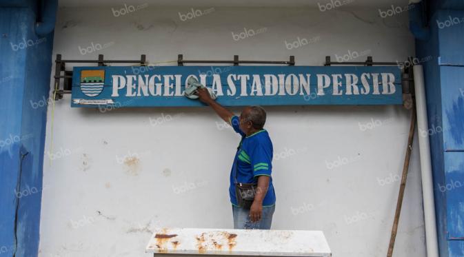 Sejumlah warga bermain sepak bola di Stadion Sidolig, Bandung, Minggu (1/5/2016). (Bola.com/Vitalis Yogi Trisna)