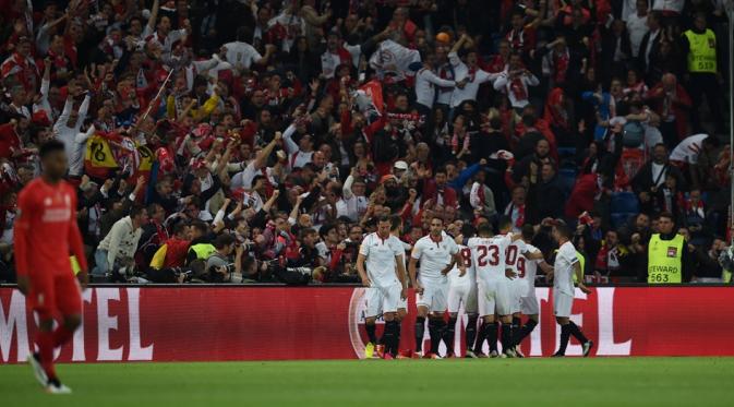 Para pemain Sevilla saat merayakan gol ke gawang Liverpool, pada pertandingan final Liga Europa, di St Jakob-Park, Rabu atau Kamis (19/5/2016) dini hari WIB. (AFP/Paul Ellis). 
