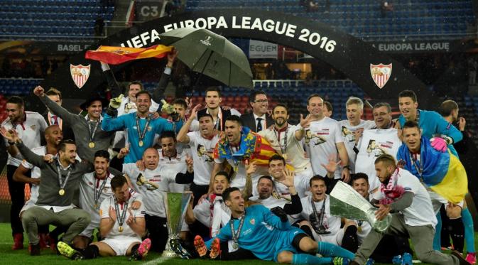 Para pemain Sevilla saat berfoto bersama trofi Liga Europa 2015-16, di St Jakob-Park, Basel, Rabu atau Kamis (19/5/2016) dini hari WIB. Sevila keluar sebagai juara setelah mengalahkan Liverpool 3-1. (AFP/Javier Soriano). 