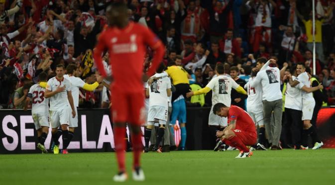 Reaksi para pemain Liverpool setelah gagal meraih gelar juara Liga Europa usai ditaklukkan Sevilla 3-1 pada pertandingan final, di St Jakob-Park, Basel, Rabu atau Kamis (19/5/2016) dini hari WIB. (AFP/Paul Ellis). 
