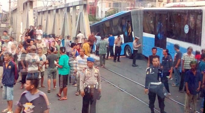 Badan Transjakarta masih melintang menutupi Jalan Gunung Sahari Raya, Jakarta. (Twitter TMC Polda Metro Jaya)