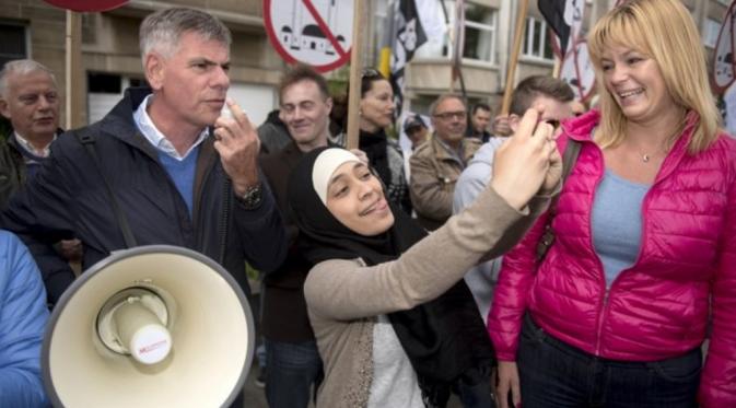 Muslimah Ini Percaya Diri Selfie di Depan Demonstran Anti-Muslim (Jurgen Augestyns)