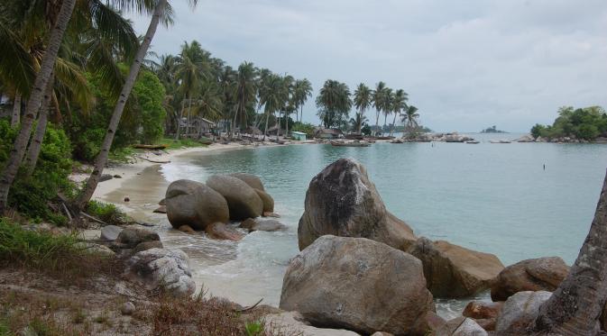 Pantai pasir putih dan semilir angin Laut China Selatan membuat kangen para wisatawan.