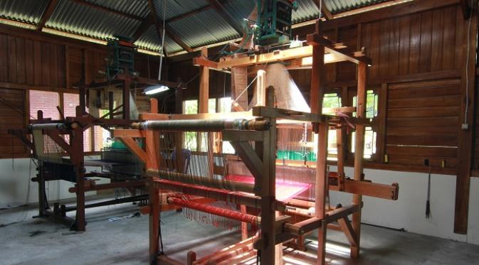 Menilik Proses Unik Pembuatan Kain Pinawetengan Sulawesi 