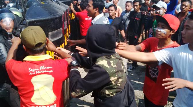 Warga Kebonharjo dan polisi bentrok dalam pembongkaran di wilayah Kebonharjo, Semarang. (Liputan6.com/Felek Wahyu)