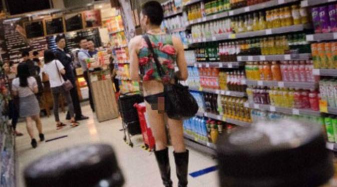 Pria Tiongkok yang berpakaian tak senonoh di supermarket