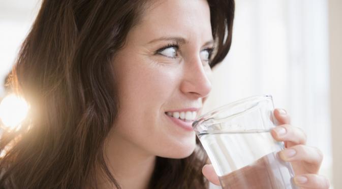 Minum banyak air putih dalam sehari. Sumber : parentsociety.com