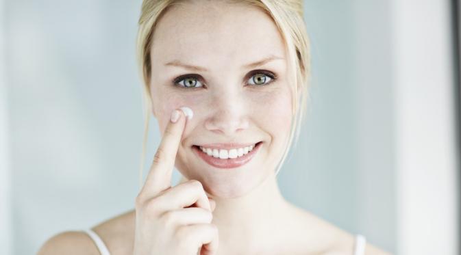 Gunakan pelembap yang sesuai dengan kulit wajah Anda. Sumber : parentsociety.com