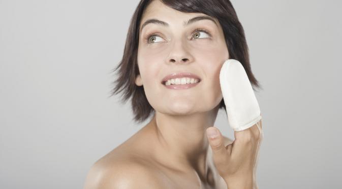 Eksfoliasi penting untuk menghilangkan lapisan kulit mati di wajah. Sumber : parentsociety.com