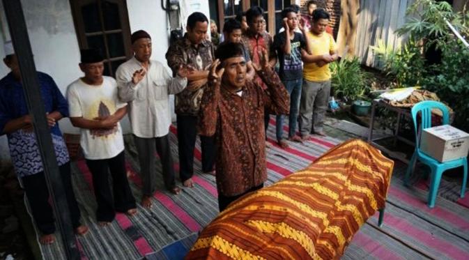Wali Kota Semarang Hendrar Prihadi ikut menyalati jenazah warga yang meninggal dunia bersamaan dengan penggusuran Kampung Kebonharjo. (Liputan6.com/Edhie Prayitno Ige)