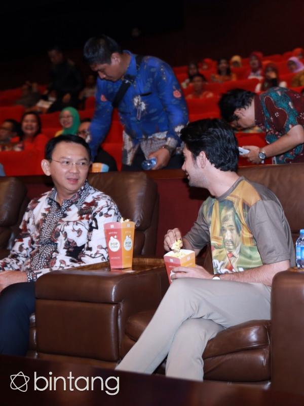 Film My Stupid Boss mendapat sambutan luar biasa dari masyarakat. Bahkan hari pertama penayangan, beberapa tempat bioskop penuh. Film ini juga mendapat perhatian dari Gubernur DKI, Basuki Tjahaja Purnama alias Ahok. (Galih W. Satria/Bintang.com)