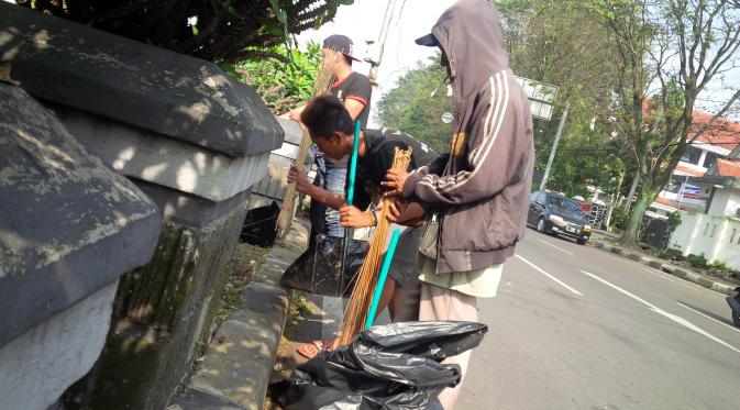 Puluhan pengamen di Bandung, Jawa Barat turun ke persimpangan Jalan Ahmad Yani. (Arie Nugraha/Liputan6.com)