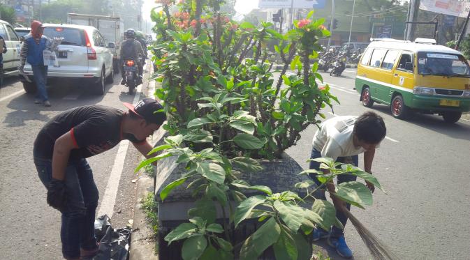 Puluhan pengamen di Bandung, Jawa Barat turun ke persimpangan Jalan Ahmad Yani. (Arie Nugraha/Liputan6.com)