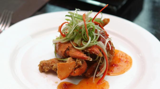 Singaporean chilli crab yang asyik menggoyang lidah dengan rasanya yang khas asam, manis dan sedikit pedas.