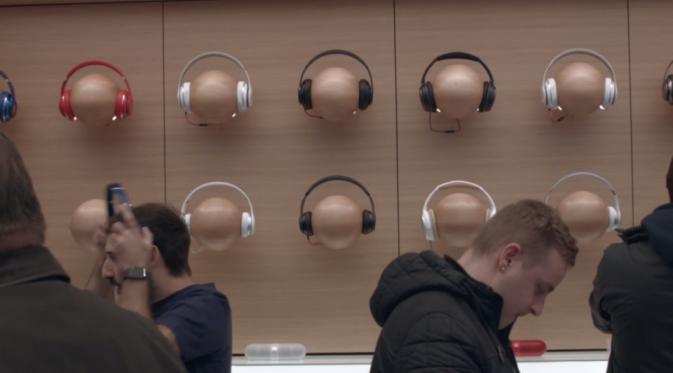 Display headphone di Apple Store dengan tampilan build in (Sumber: Business Insider).