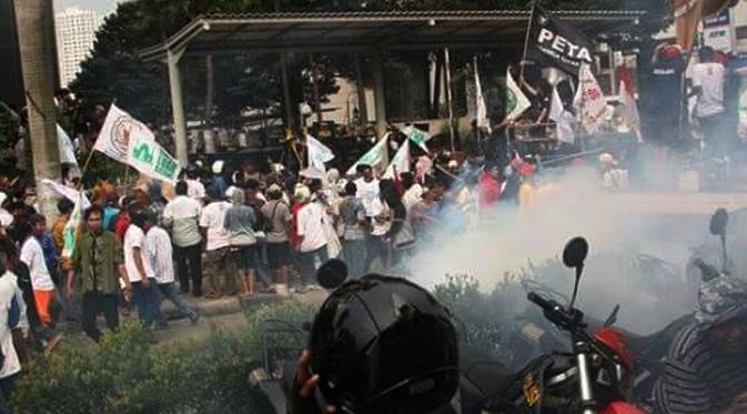 Demo di depan gedung KPK berlangsung ricuh. Akibatnya, arus lalu lintas di Jalan Rasuna Said, Kuningan, Jakarta Selatan lumpuh. (Istimewa)