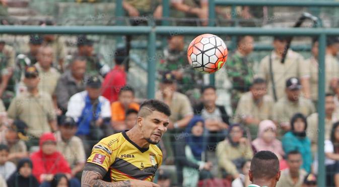 Arthur Cunha, Mitra Kukar bakal jadi lawan yang amat sangat merepotkan bagi Sriwijaya FC. (Bola.com/Nicklas Hanoatubun)