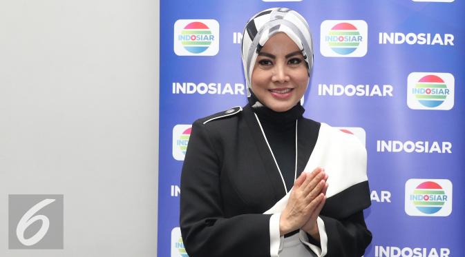 Aktris Cici Paramida berpose usai jumpa pres program spesial ramadan di Indosiar, Jakarta, Jumat (20/05/2016). (/Herman Zakharia)