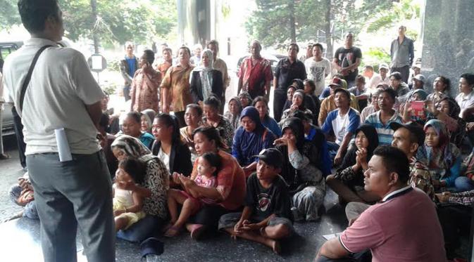 Warga Kampung Nelayan Dadap, Kabupaten Tangerang, Banten, berunjuk rasa di depan Kantor Ombudsman RI, Jakarta, Jumat (20/5/2016). (Liputan6.com/Pramita Tristiawati)