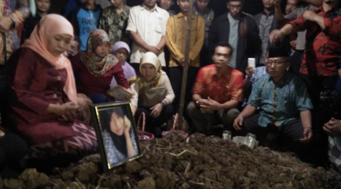 Mensos Khofifah ziarah ke makam Enno Parihah korban pembunuhan dengan gagang cangkul. (Liputan6.com/Yandhi Deslatama)