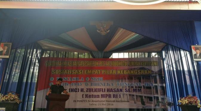 Ketua MPR Zulkifli Hasan saat memberikan sambutan di depan ratusan santri. (Liputan6.com/Nanda Perdana Putra)