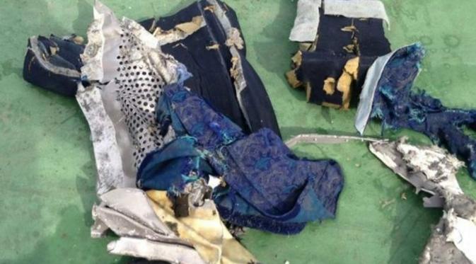 Beberapa puing yang ditemukan dalam pencarian pesawat Egypt Air MS804 yang hilang di Laut Mediterania. (Egyptian Armed Forces)