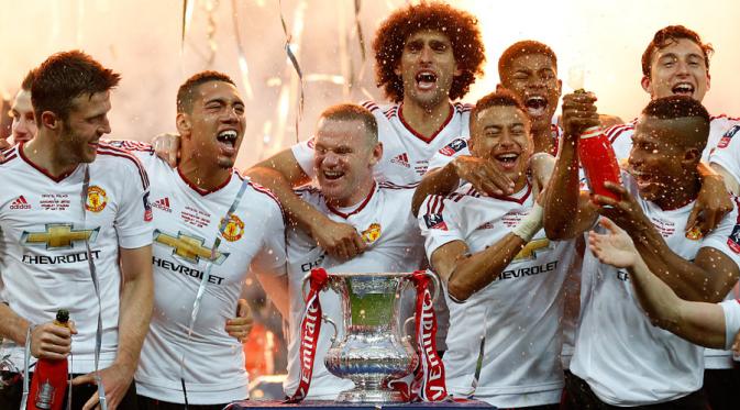 Pemain MU merayakan sukses mereka memenangkan Piala FA musim lalu. 