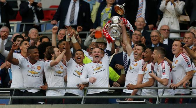 Manchester United meraih gelar juara Piala FA 2015-16 setelah mengalahkan Crystal Palace 2-1 di Stadion Wembley, Sabtu (21/5/2016). (AFP/Ian Kington)