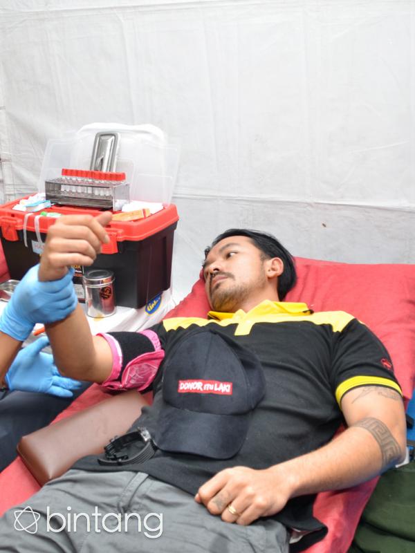 Rio Dewanto saat melakukan donor darah (Ruswanto/Bintang.com)