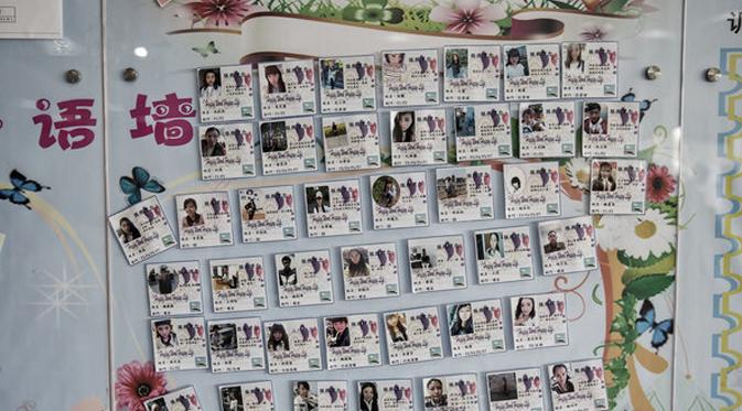 Foto-foto para pekerja menempel di dinding yang berada di sebuah pusat layanan karyawan dalam pabrik Pegatron. (Bloomberg)