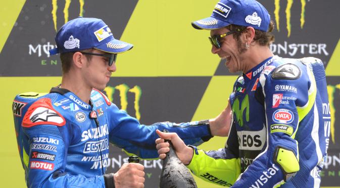 Valentino Rossi (kanan) dan Maverick Vinales kini jadi rekan setim (AFP/Jean-Francois Manoer)