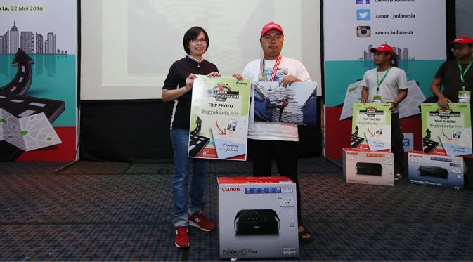 Monica Aryasetiawan – Division Manager Canon Consumer System Products Div., pt. Datascrip menyerahkan hadiah kepada Saiful Arif U.K., juara pertama Canon Street Pixmatography. Dok: pt. Datascrip