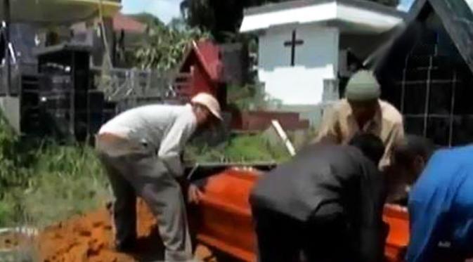 Korban tewas akibat awan panas Gunung Sinabung terpaksa dimakamkan di luar desa mereka.