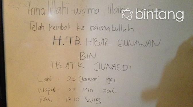 Inilah sekelumit informasi soal meninggalnya ayah Rina Gunawan yang ditulis di papan yang ada di deppan rumah. (Rivan Yuristiawan/Bintang.com) 