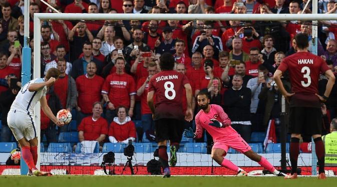 Eksekusi penalti Harry Kane yang membentur gawang Turki pada pertandingan uji coba, di Stadion Etihad, Minggu atau Senin (23/5/2016) dini hari WIB. (AFP/Paul Ellis).