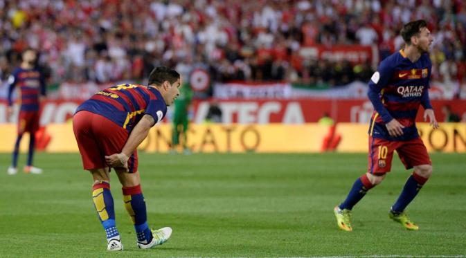 Ekspresi Luis Suarez (kiri) saat mengerang kesakitan akibat mengalami cedera di sela laga final Copa del Rey melawan Sevilla, di Stadion Vicente Calderon, Minggu atau Senin (23/5/2016) dini hari WIB. (AFP/Josep Lago). 