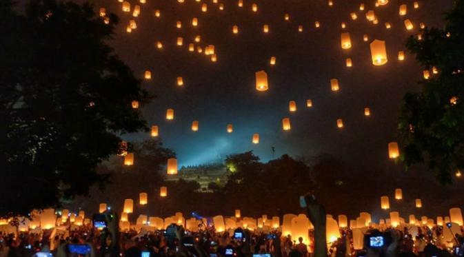 Lampion Waisak di langit Borobudur. (iwanamaco/Instagram)