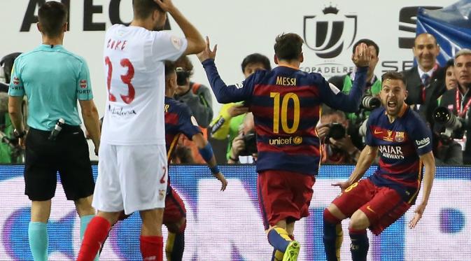 Selebrasi Jordi Alba usai mencetak gol untuk Barcelona setelah memanfaatkan umpan Lionel Messi. (AFP/Cesar Manso)