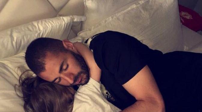 Karim Benzema memeluk erat putrinya, Melia (Instagram/Karim Benzema)