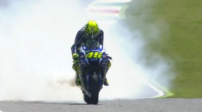Sepeda motor Yamaha YZR M1 tunggangan Valentino Rossi berasap di GP Mugello, Italia. Ia pun harus rela tak finish. 