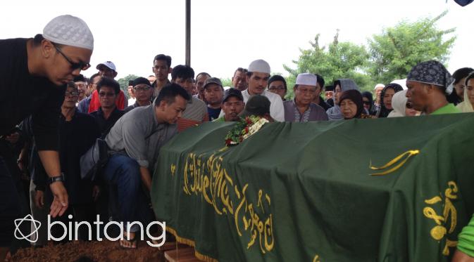 Pemakaman ayah Rina Gunawan. (Rivan Yuristiawan/Bintang.com)