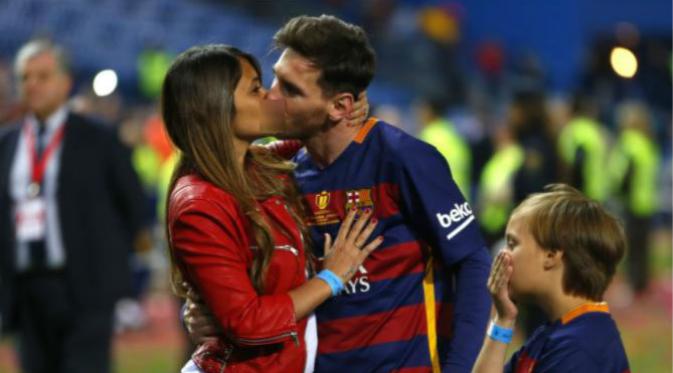 Lionel Messi cium mesra kekasih di selebrasi juara Copa del Rey (Sports.yahoo)
