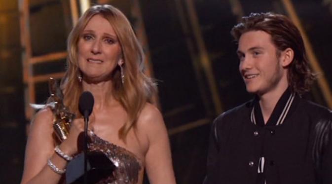 Celine Dion menerima penghargaan Billboard Icon Award dari sang anak. (ABC)