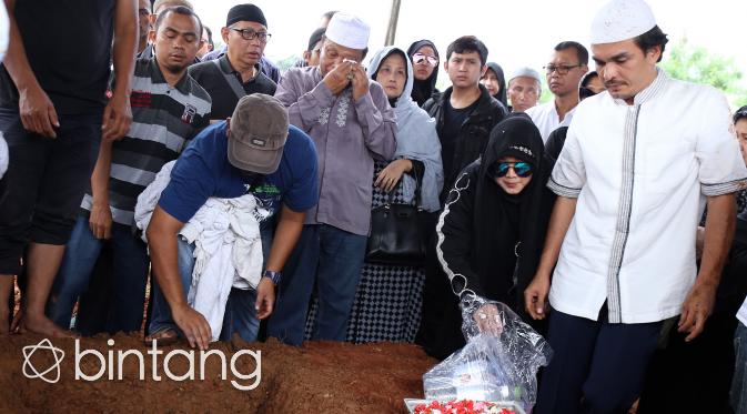 Pemakaman Alm. Ayahanda Rina Gunawan (H. TB. Hibar Gunawan) (Adrian Putra/bintang.com)