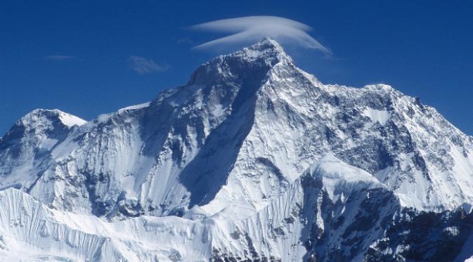 Puncak Makalu (8481 m) merupakan salah satu puncak di pegunungan Himalaya. (Sumber summitpost.org)