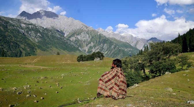 Dua etnis, Gujjars dan Bakarwals, masih budayakan hidup nomaden dengan mengelilingi Himalaya. (Sajad Rafeeq/Barcroft Images)