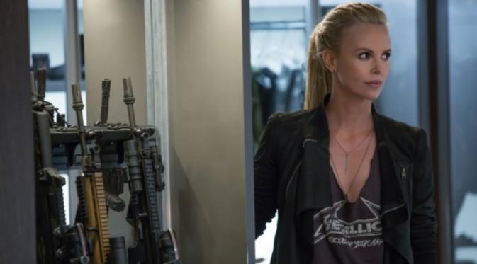 Charlize Theron di film Fast and Furious 8. foto: empire