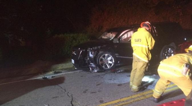 Mobil SUV milik Calvin Harris yang terlihat penyok di bagian depan akibat kecelakaan (Mirror)
